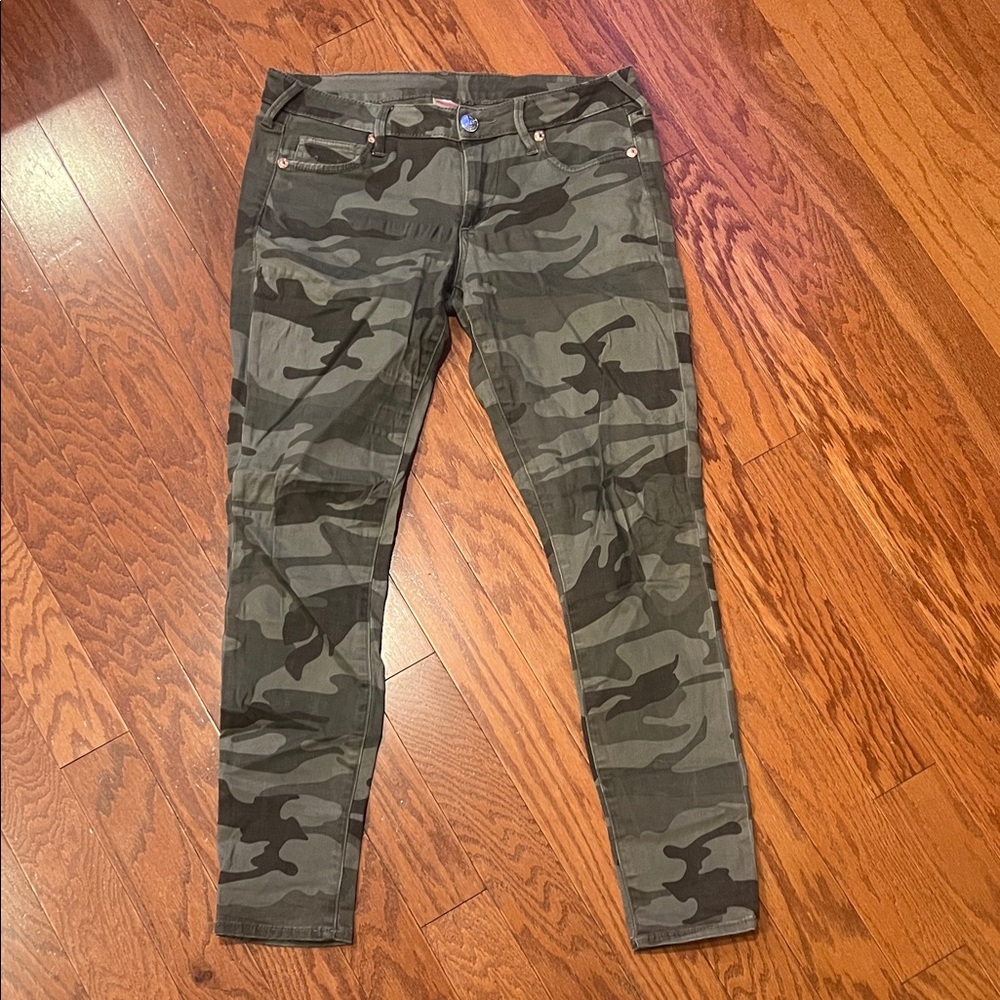 True Religion camo Jeans sz 28